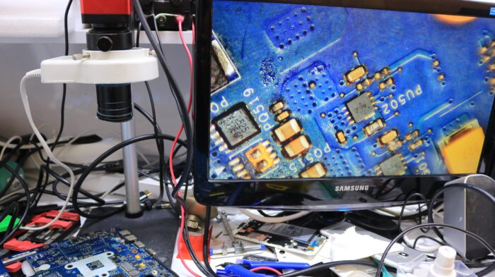 Laptop ve Bilgisayarlarda Sıvı Teması: İlk Müdahale ve Profesyonel Anakart Onarımı