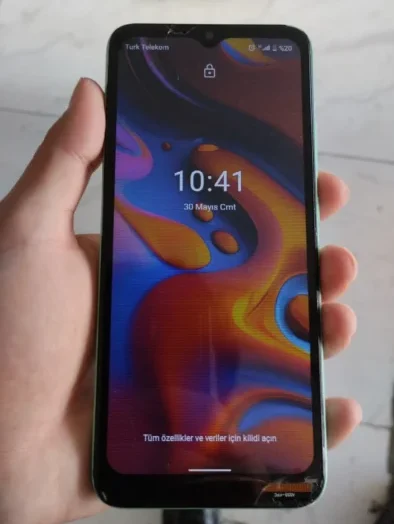 Mersin'de telefon anakart arızası ile batarya sorunu ayrımını gösteren teknik servis kontrolü