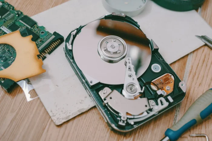 Anakart tamirinde veri güvenliği nasıl korunur, hangi durumda disk çıkarılmalı?
