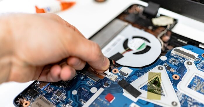 Laptop Sadece Batarya Sökülüp Takıldıktan Sonra Açılıyor