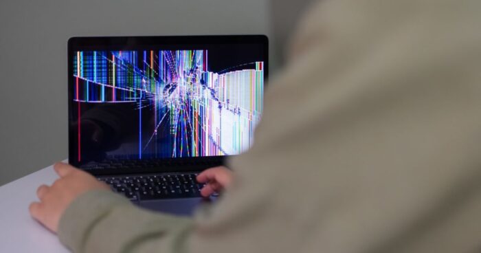 MacBook Pro A2141 Ekran Altında Sahne Işığı Görünümü ve Flex Arızası