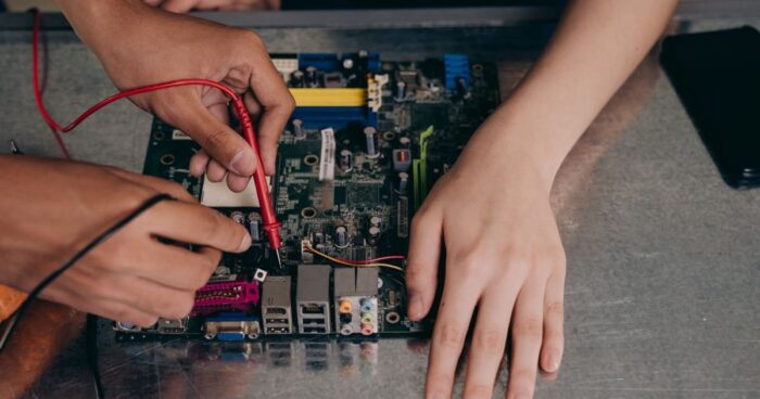 Kırık USB Portu Laptop Anakartını Kısa Devreye Sokar mı?